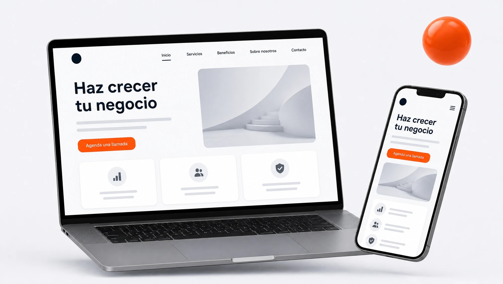 Notebook y celular con la página web de una empresa, en versión de escritorio y móvil